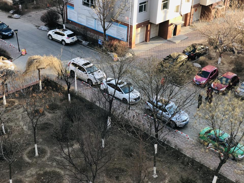 哈弗h9-15款低速轮胎自己抢方向盘严重，是机械液压助力的通病么？刚开了三千公里回来的，高速上感觉不常在，低速的时候如果路面有大车压的印儿，轮胎马上就会跟着那个印儿抢你的方向，而且力道很大，正常么？