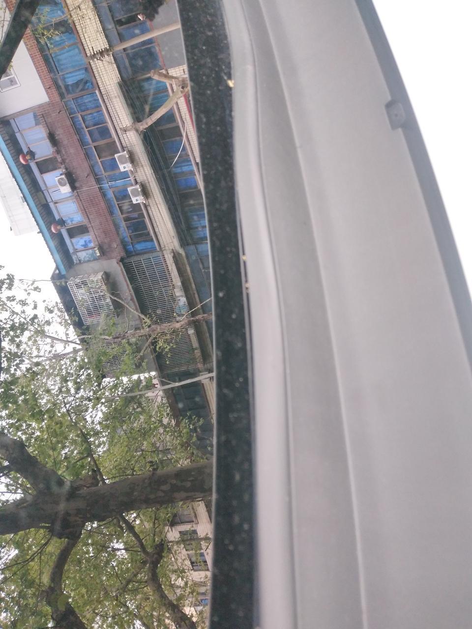 科鲁泽-请问挡风玻璃下方与塑料连接处裂口了怎么办，有影响吗，怎么处理啊！谢谢