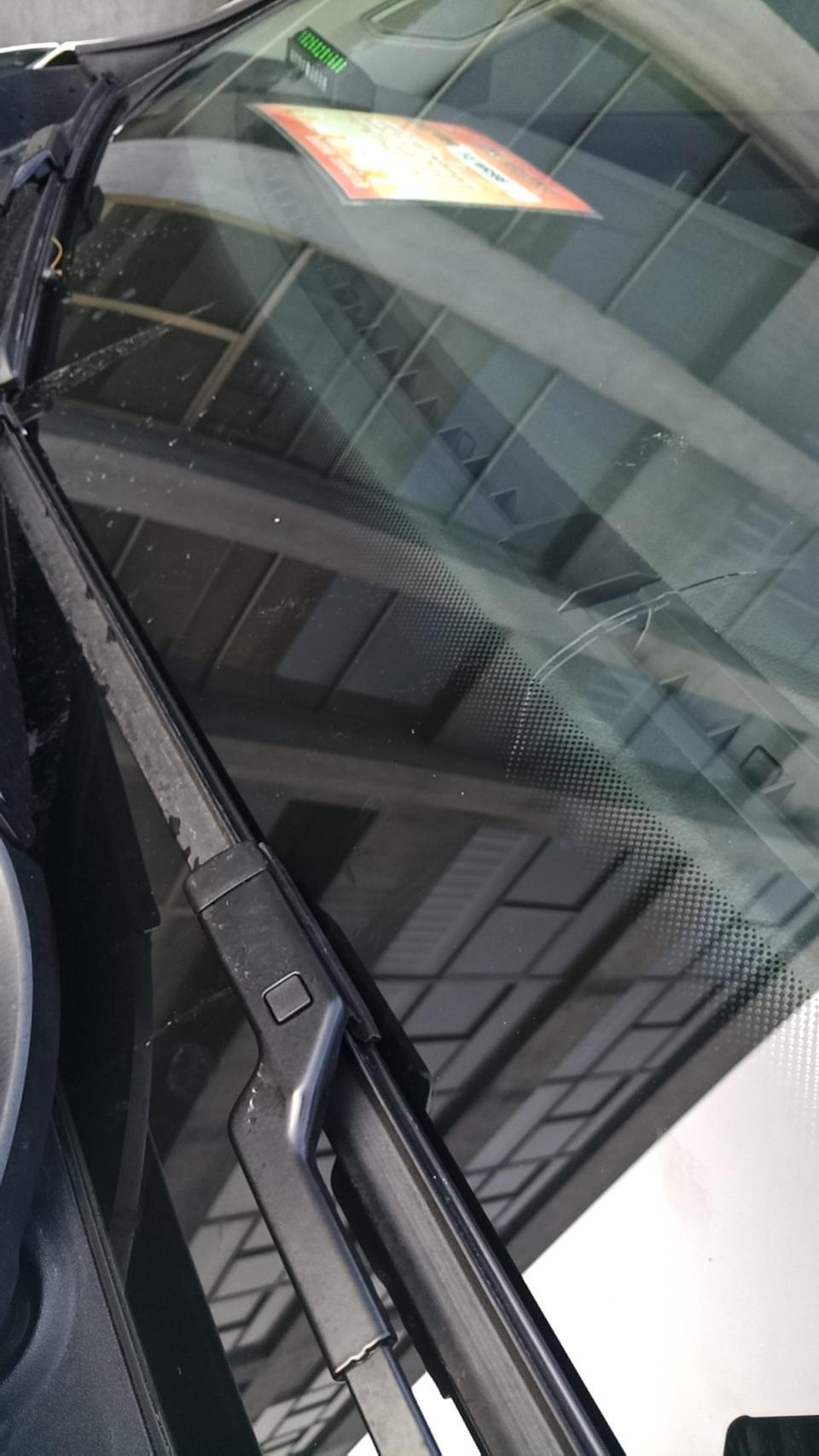 两个月的19款速腾雨刮器下面的挡风玻璃就裂开了，4S店说我是拿雨刮器砸的。不要买速腾，不要买速腾，不要买速腾。