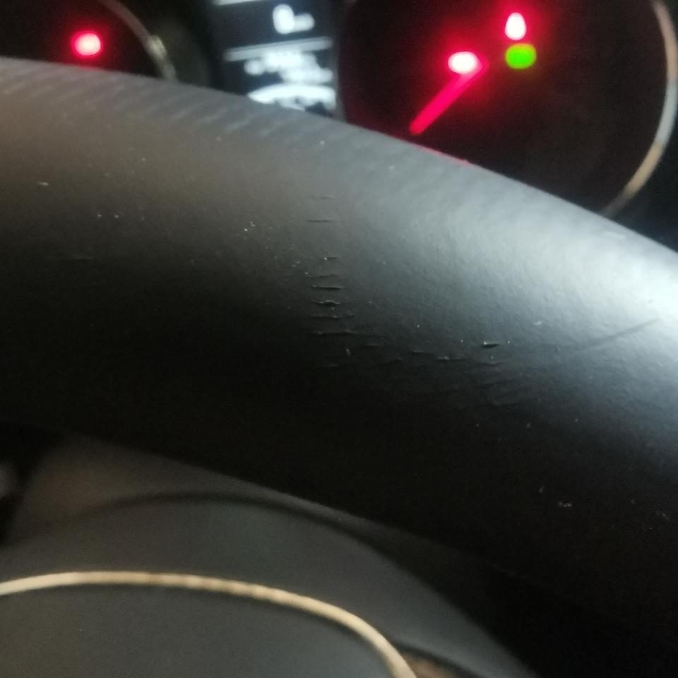 18款速腾，1.6自吸的，19年4月10号买的，昨天看方向盘竟然裂开了，靠，咋回事，才跑了7000多公里