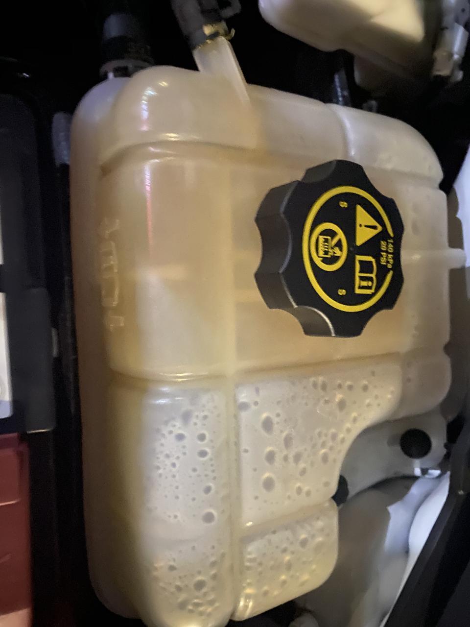 英朗-这水壶 怎么变颜色了啊，还有气泡，跑了两万公里了，是咋回事啊 车友们