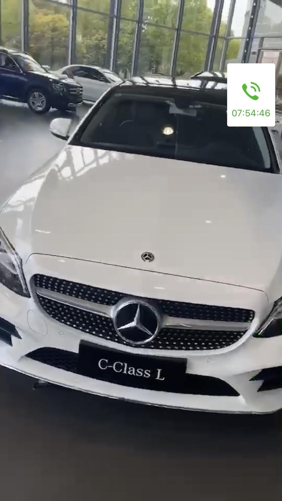 奔驰c级-大家早上好，，感谢上一条兄弟姐妹的意见，昨天去4s店预订白色裸车，现在有个问题再麻烦您们提个意见?（第一，我买的裸车指导价优惠是指导价优惠5.3万293800是不是贵了，第二我在街上看同系列都没有北京奔驰两个字 是不是扣掉好看有面子一点，自己扣还是去4S或者维修店