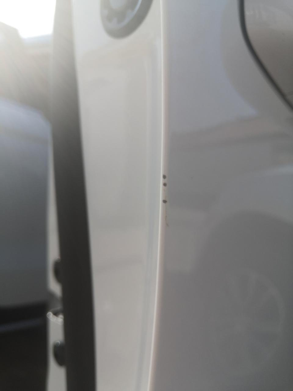 大家帮忙看看，博越的车门这块露底漆了，地方很小，大家看看怎么挽救