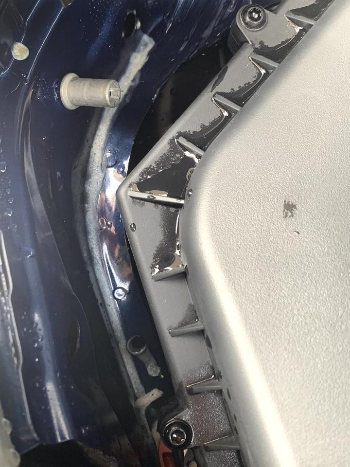宝马x3-去4S店验车，发现发动机舱里面有这些白色块状和液体，算正常吗？