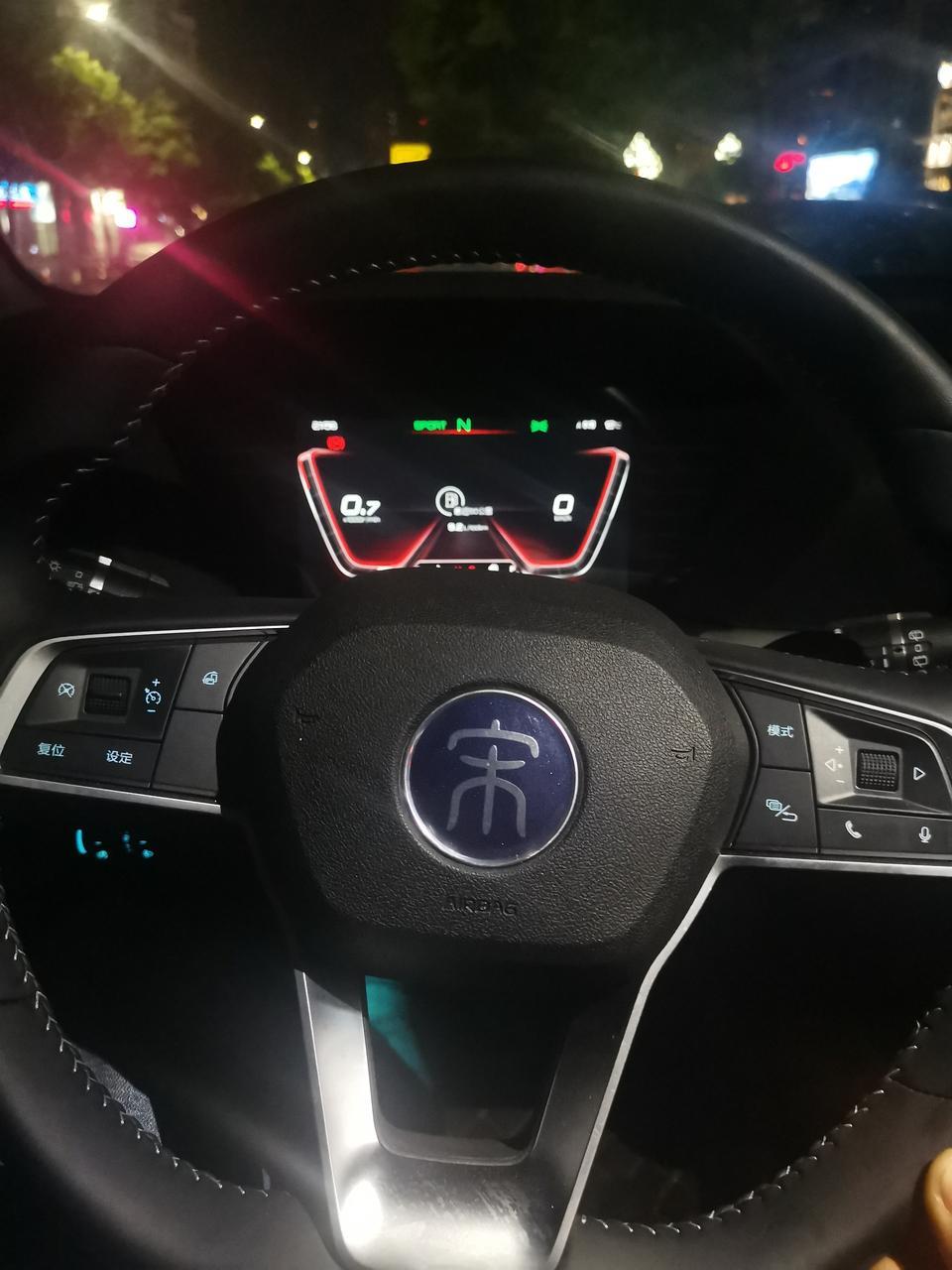 宋pro-这车方向盘有点偏，你们的有吗