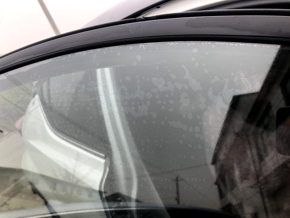 丰田c-hr-贴膜后这么多水泡正常吗？ 店家说一个星期左右再看看。我感觉好多泡泡呢