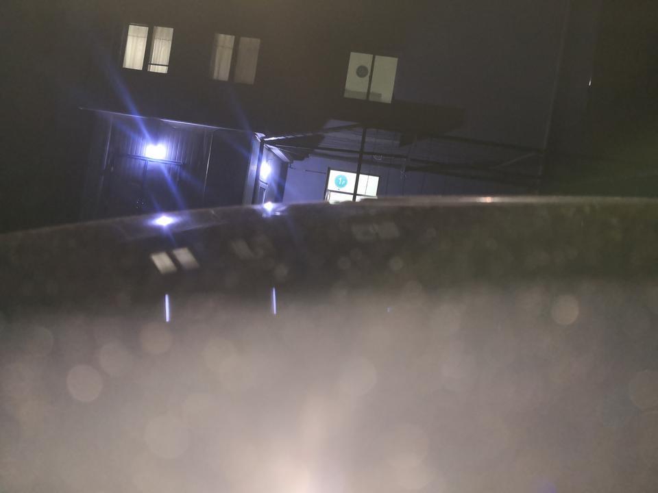 同学们，有个问题问一下。你们的君越天窗前方有高低不平的状态吗？今天我突然看到的，而且我同事的君越也是这样。还有就是中控屏两侧上角出现了如图所示的缺失现象。你们有吗？