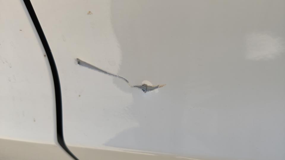 凌派-车不知道什么时候被划了点小口，要不要去修了?不修周围会掉漆起皮吗。。求助，求助。