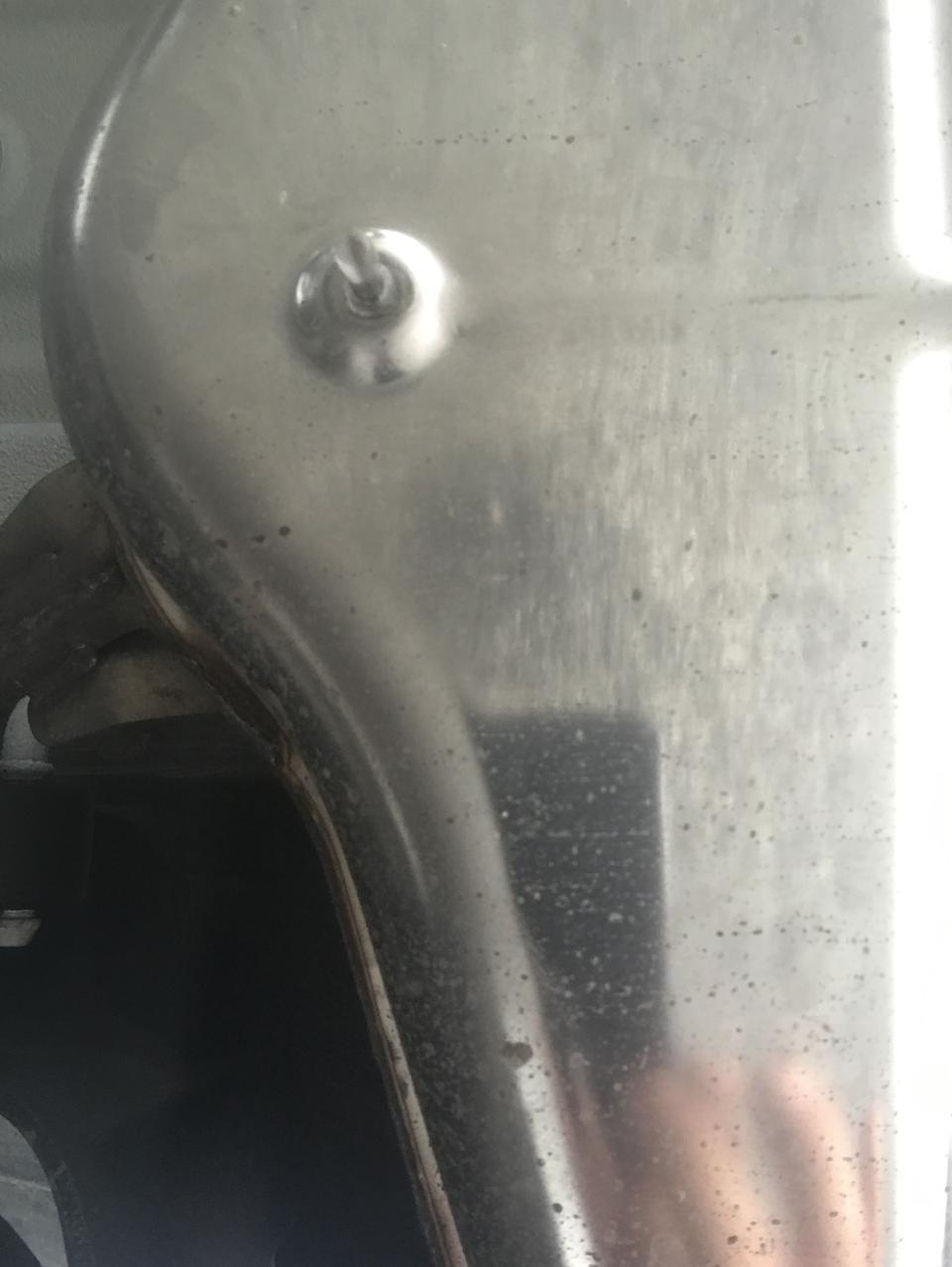 瑞虎8-2019新虎八，1.5T手动精英。2019.10.1提车，目前600公里。坐标保定，冬季冷却。请问：冬季每次停车后，无论开多长多远，停车后排气管次末端（还不到尾部）都有漏水或流水……但不是在排气管的尾部。是汽油燃烧的好？还是本身有问题？