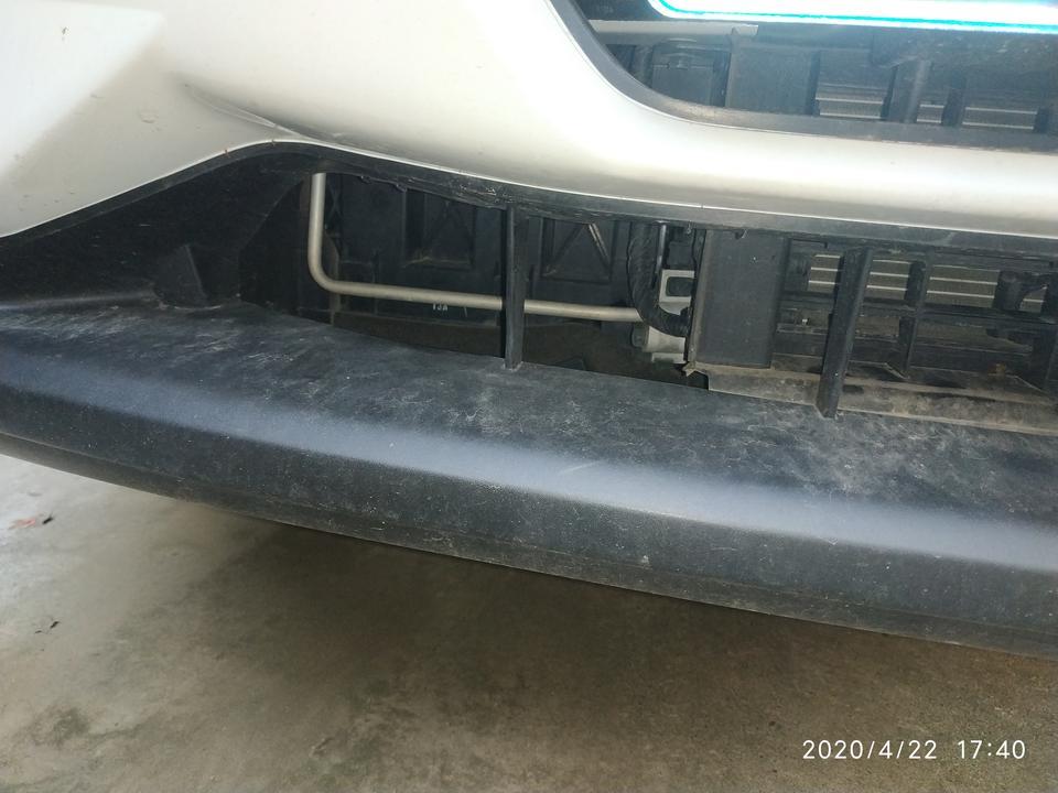 逍客-车子莫名其妙就这样了，没有撞车，是去年买的车，各位大神我是应该找4s店还是怎么说。还有这东西换一下多少钱。求大神解答
