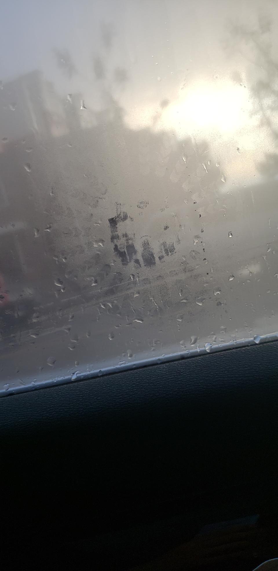 宝马x1-今天下雨时发现车玻璃上有个奇怪的图案，后排两个玻璃上都有。车是月初刚提的X1。