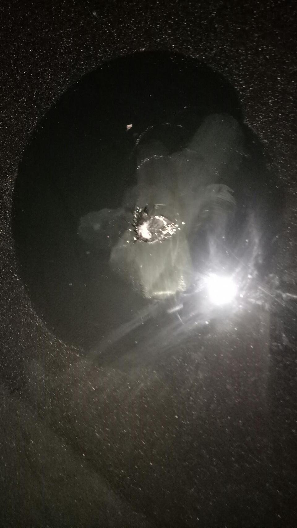 科鲁泽-请问玻璃被小石子刮了个小白点是走保险还是走维修店