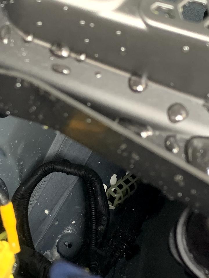 宝马x3-去4S店验车，发现发动机舱里面有这些白色块状和液体，算正常吗？
