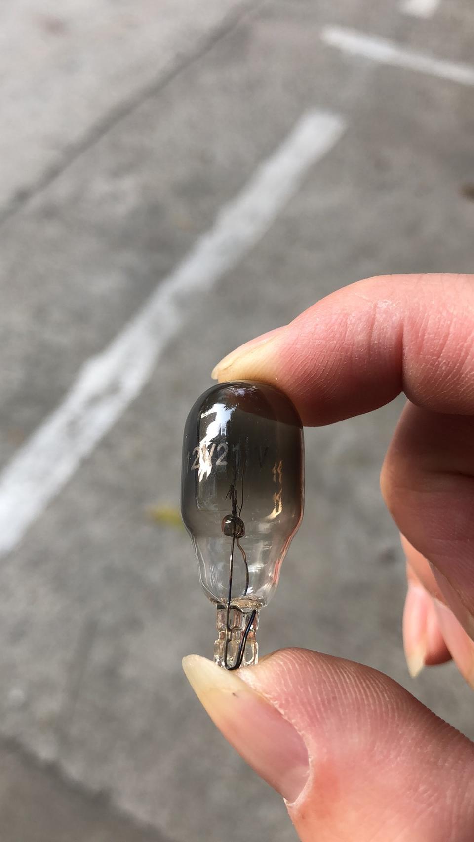 高尔夫-6代gti驻车灯灯泡问下，  这个灯泡是不是有什么解码之类的呀，我去我弟弟修理厂换了好多个了，换的那个很快就暗了，另一边不会，另一边正常，然后会有故障灯，上次我去专业做大众换的，都一点事情都没有，请问下，这个灯泡我去淘宝买，能买的到吗？是12v21w的