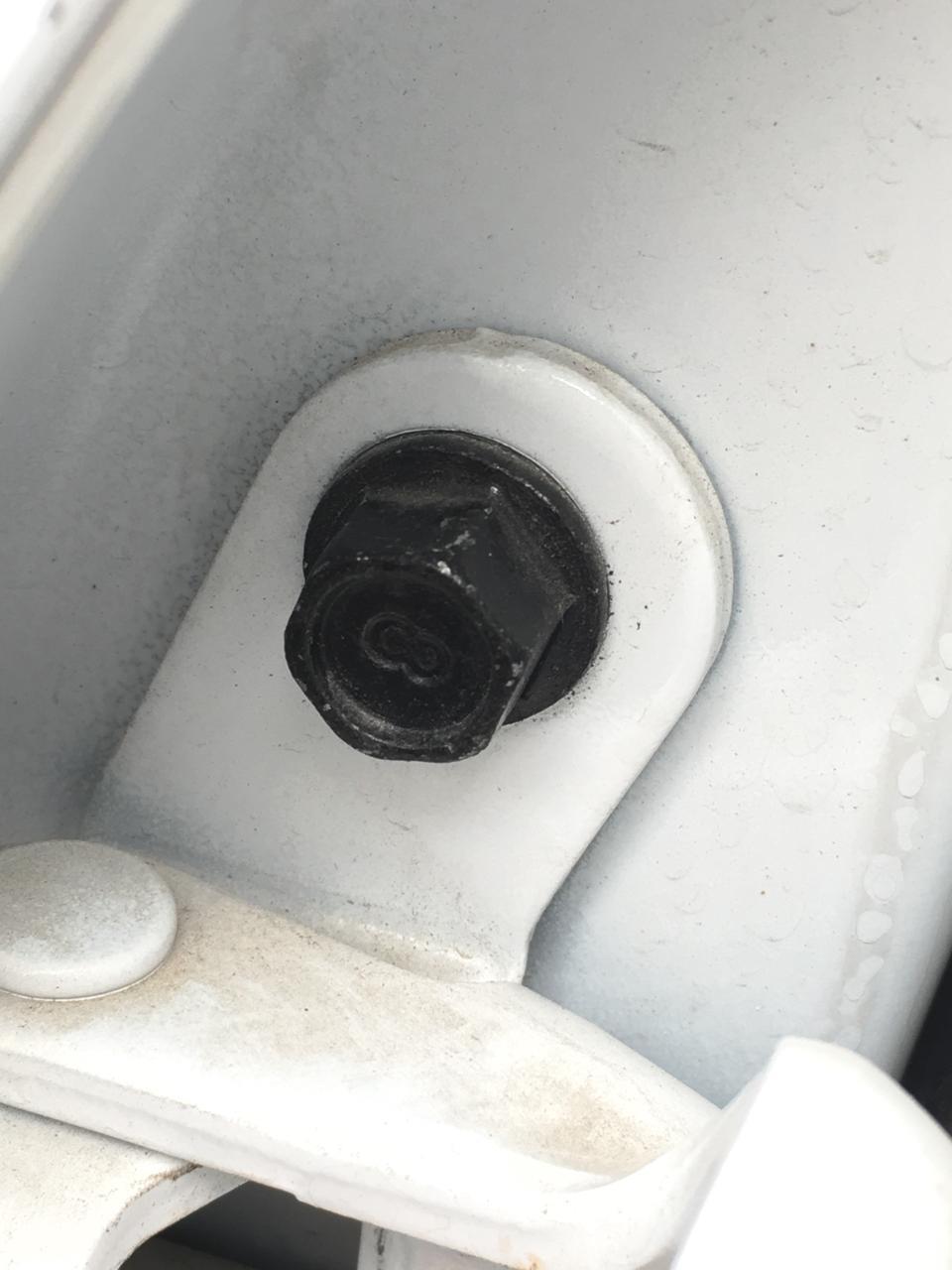 18款领动1.4车门螺丝有被动过的痕迹，正常吗？你们是这样子的吗？