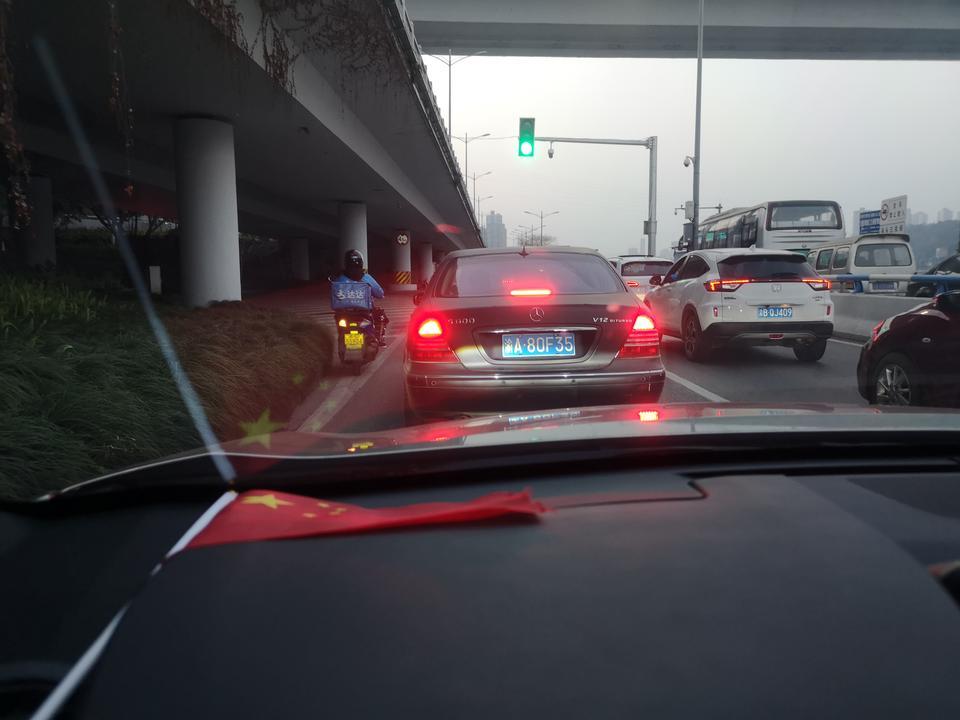 奔驰s级-麻烦各位大佬给我科普一下这个车是奔驰的那款车？昨天路上遇到的，这车当年牛逼么？车上坐的是什么级别的大佬？