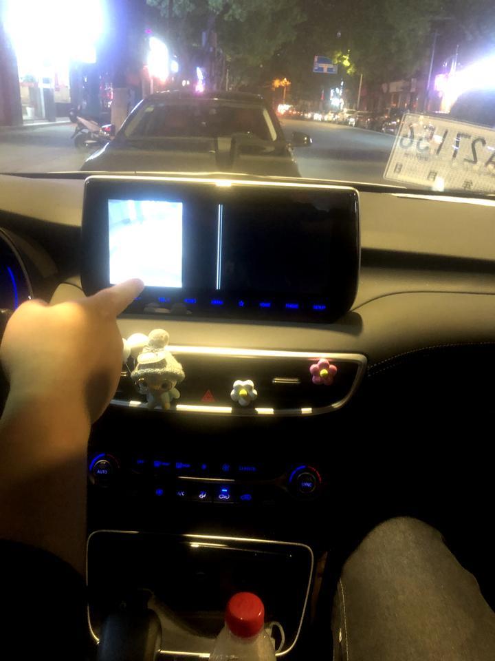为什么19款途胜新车中控显示器发车时会这样？