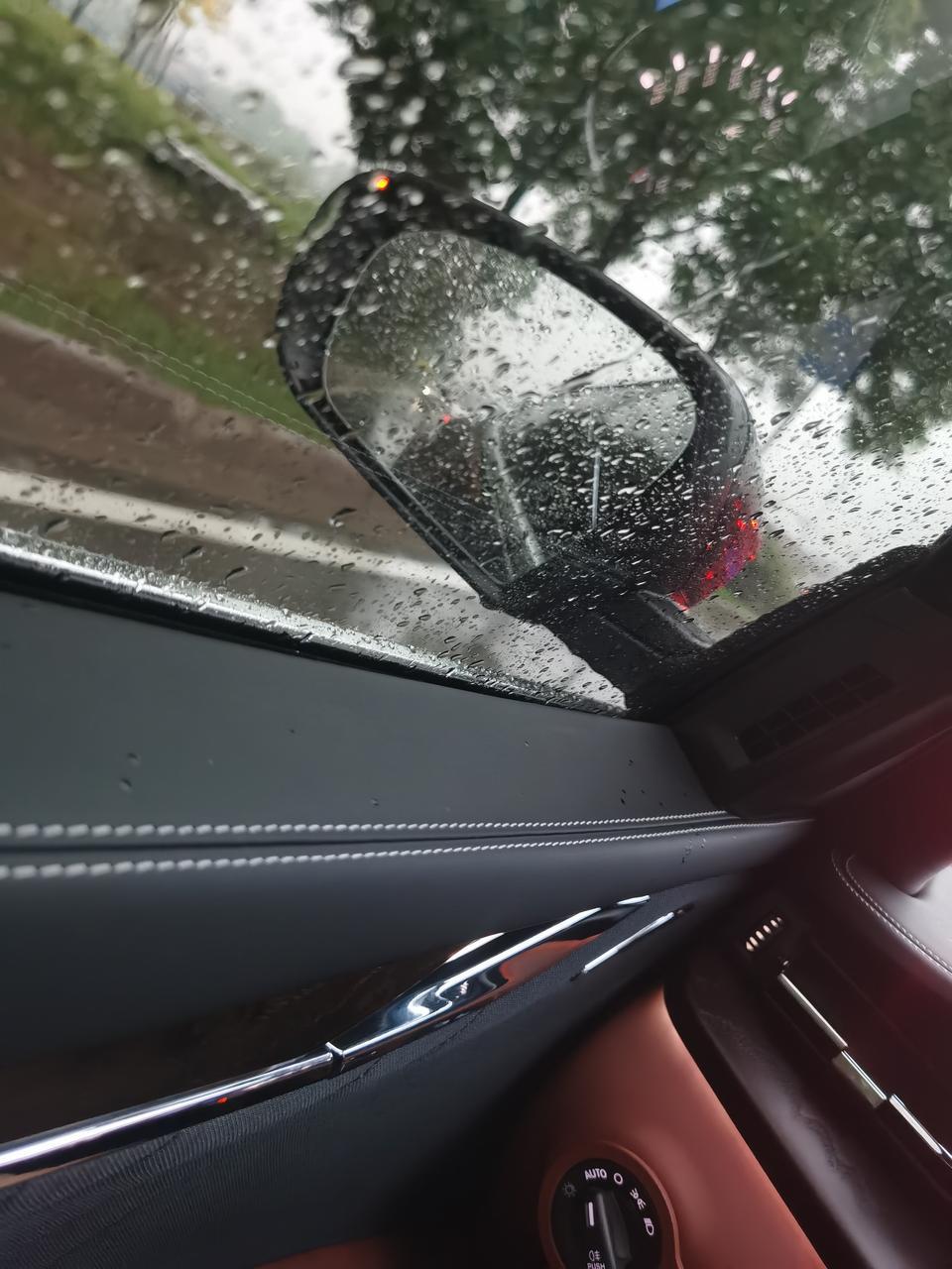 总裁-最近赶上几次雨天，感觉侧挡和后视镜这雨水挂的比老E320L厉害啊？视线不好挺影响驾驶，各位老司机有什么破解办法么？