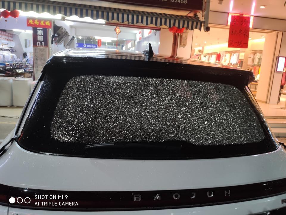 新宝骏rm-5-提车几天，洗车的时候后挡风玻璃碎了，没买有单独玻璃险，请问车友换后挡风玻璃需要多少钱？卖车的真坑，收了5000的保险费竟然没帮买单独玻璃险
