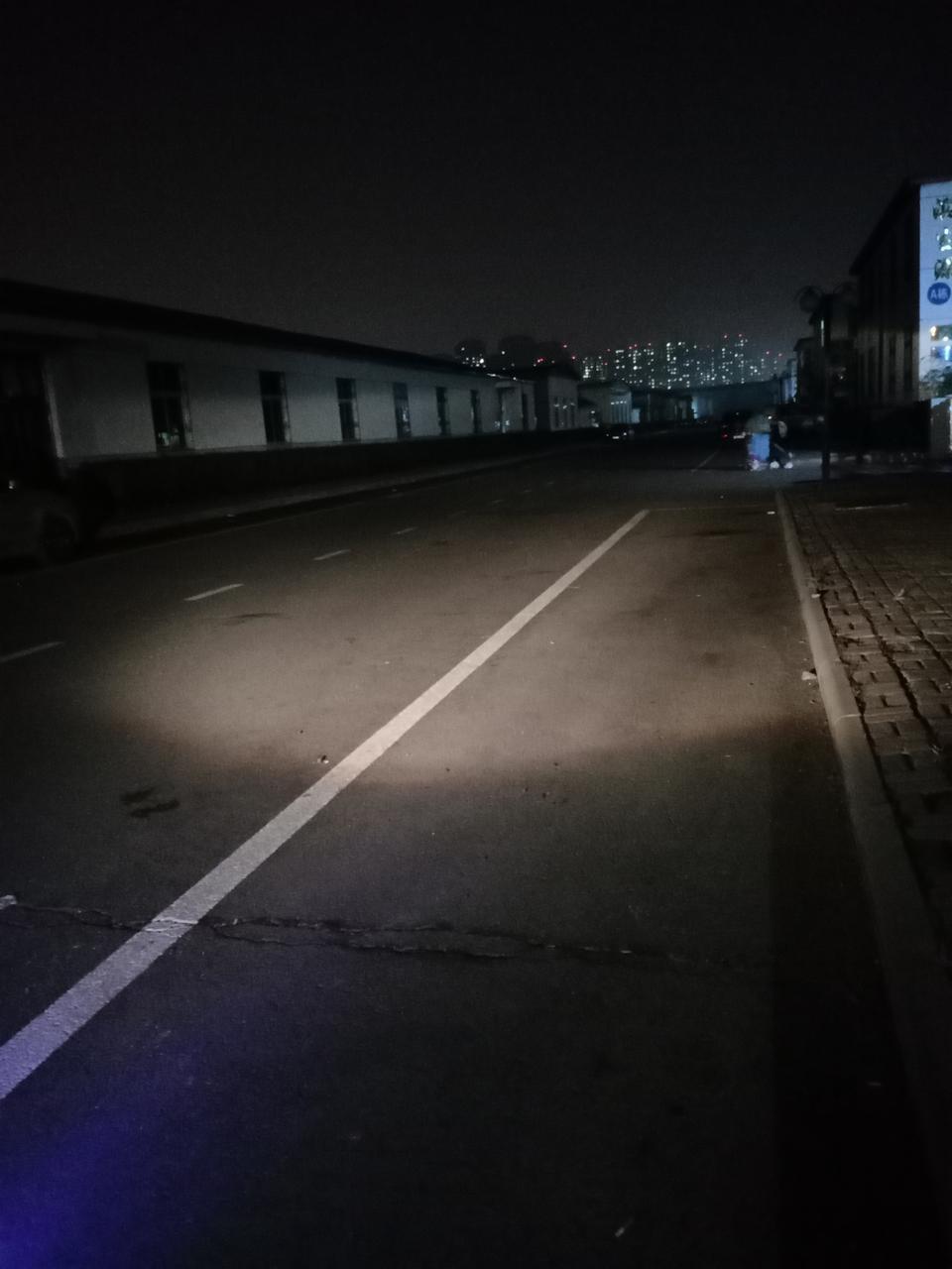 海马s5-车辆大灯   一边亮  一边暗   是什么原因 左边大灯有点问题  望朋友们解答一下   谢谢