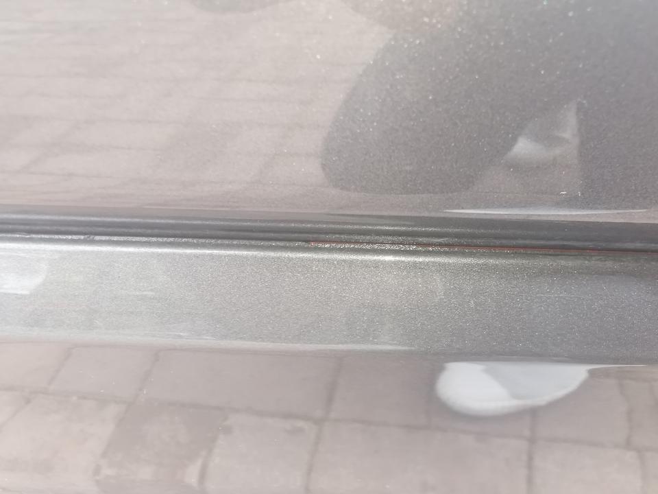 途锐-副驾门下3M胶红色面有未撕干净情况，在贴电脑裁剪的车衣时，副驾门上车衣在后视镜边缘有少许（约0.3厘米）误差，主驾驶室后视镜边缘车衣完全贴合，9月出厂的车，10月30日检验检疫单，11月25日的到店PDI检测单，12月15日买的车，未见有螺丝动过痕迹，及车漆意外情况，这是原厂装配问题还是后期可能4S店动的手脚？