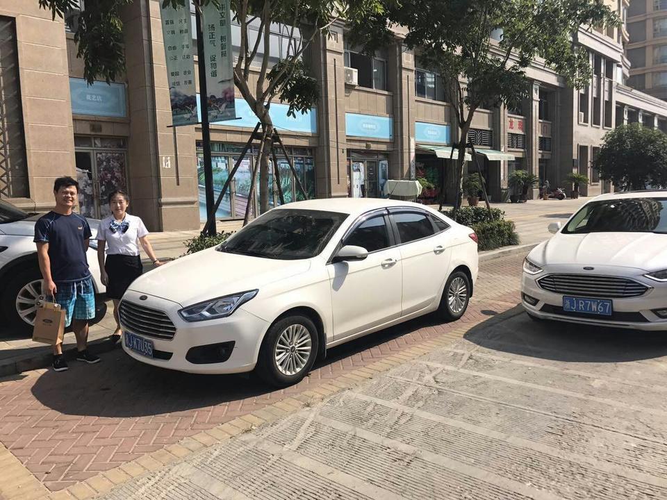 福特福睿斯4.2万公里最近发现高速驾驶室内有嗡嗡的声音，大概80码这样，发动机2000多转不到3000转这样，市区60码以内没有这种声音，1.5L自然吸气，未更换轮胎，动平衡刚做过。