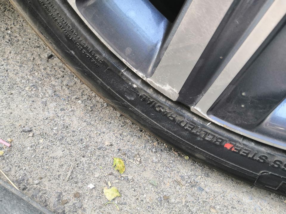 长安cs35 plus-今天撞马路牙子了    刚提的车，帮忙看看有没有问题啊