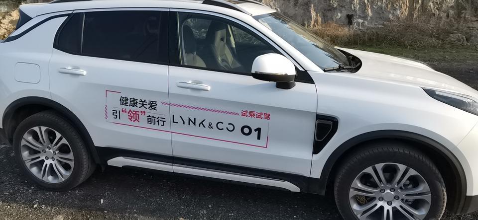 领克01-男生 买黑色还是白色比较好呢 昨天交了钱 今天去提车 还有的选 有没有车友能给点建议 感觉黑色大气更适合男生 但是不耐脏 白色也挺好看但感觉更适合女生啊