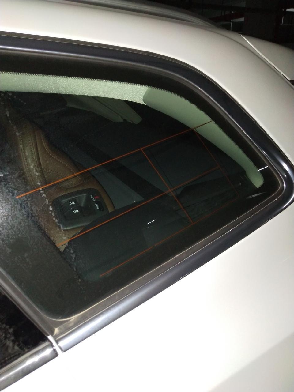 沃尔沃xc60-XC60智远豪华的后门玻璃加热丝(洗车行的哥们儿高速我的)，一边有一边没有，为啥呢？