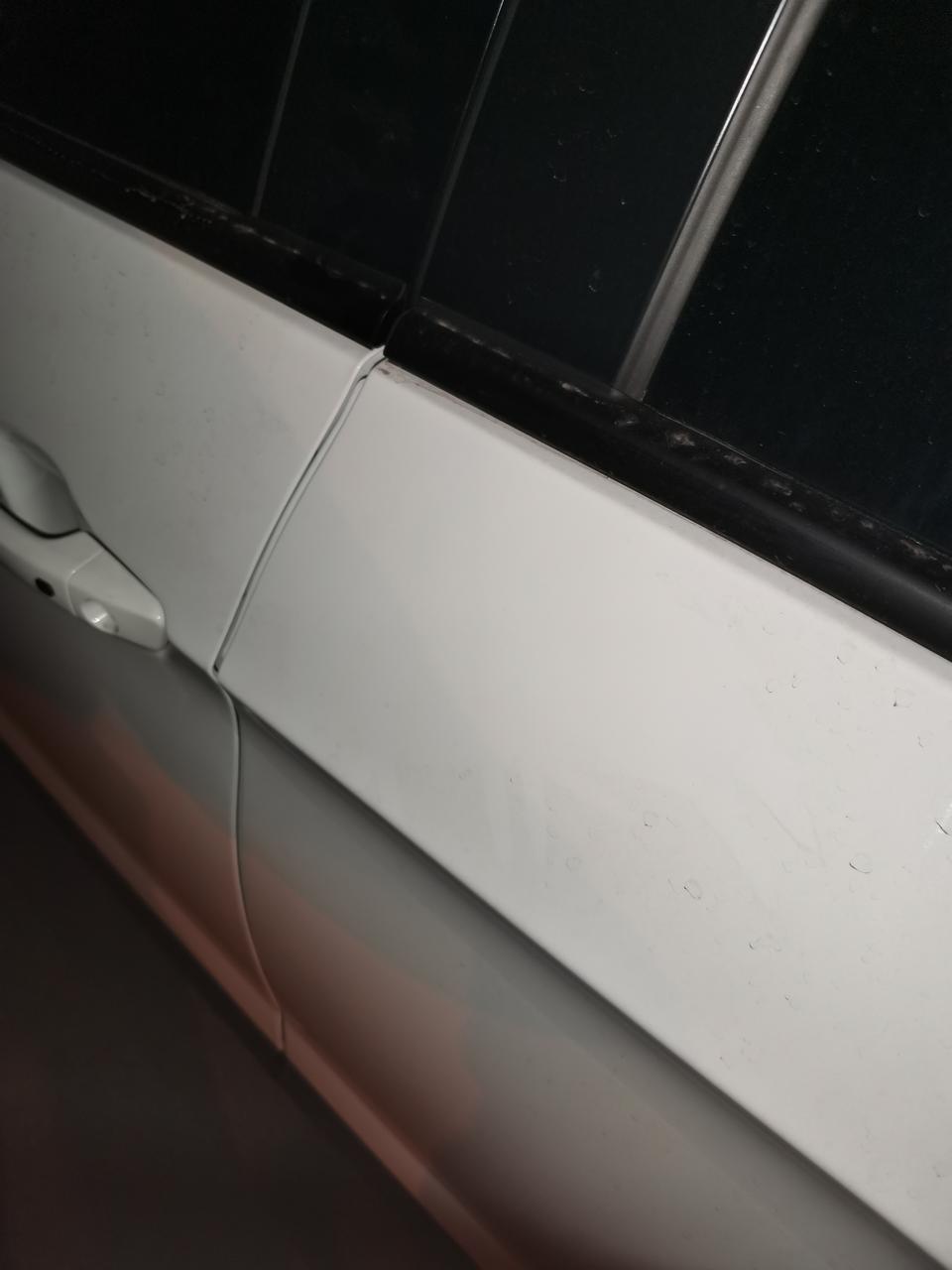 中华v3,夜里车漆有一块变黑了，但是在闪光灯底下还看不出有黑的地方，这能是什么原因造成的，能复原吗
