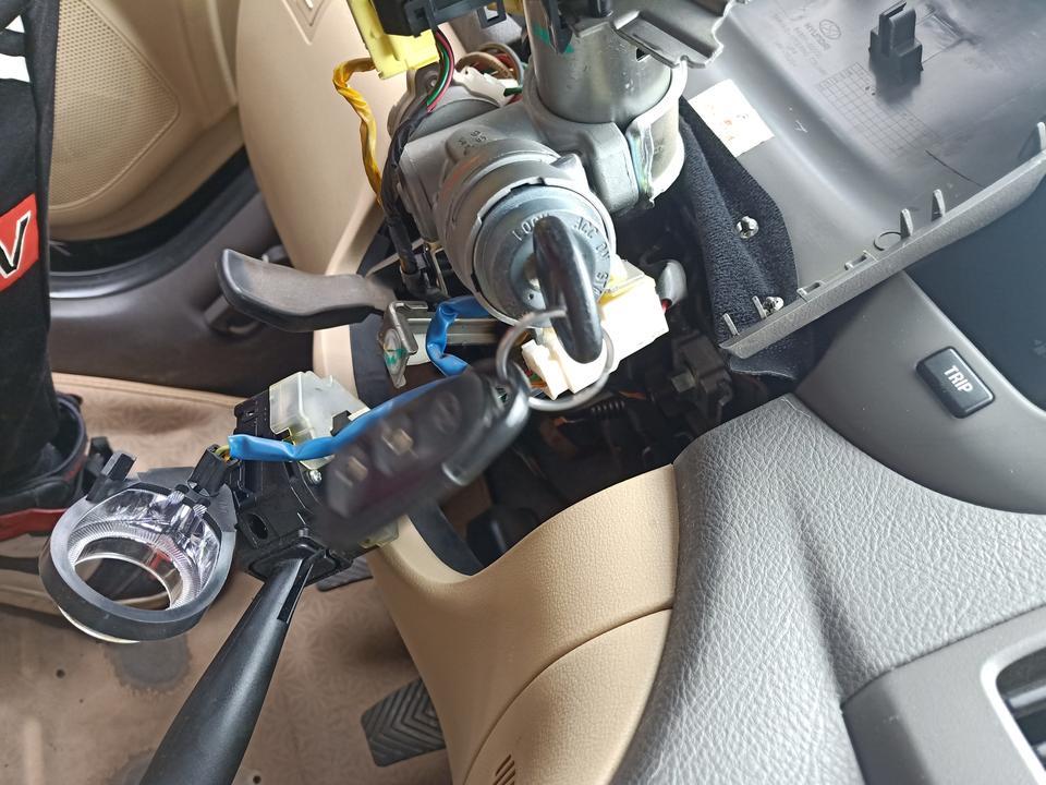 现代悦动08款手动挡这个点火锁怎么拆