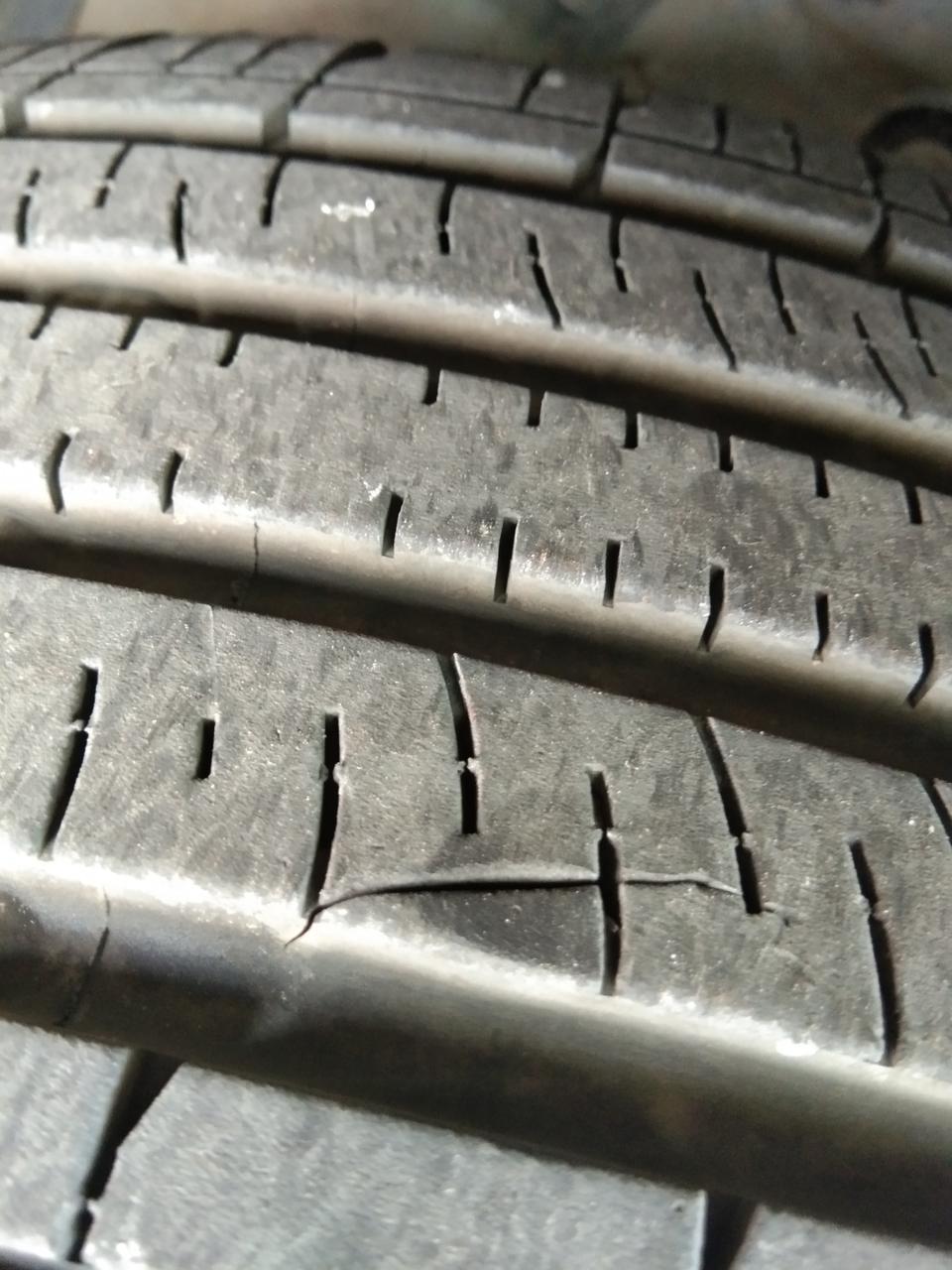 新宝骏rm-5-各位好，我的右前轮被不明物体划了一道，我想问下这种情况该怎么办，我本来想去4儿子店让用点胶水粘一下，防止继续开裂，结果告知我补不了。请专业人士帮忙指导一下！