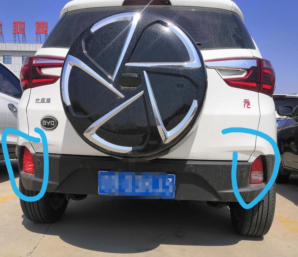 我的比亚迪元雾灯咋就左面的亮，右面的灯和左面的还不一样，是出厂就这样设置的吗。。