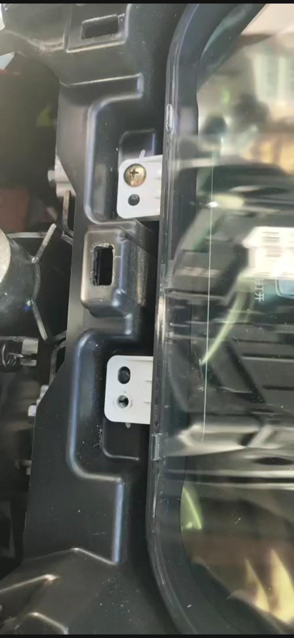 各位车友们     我买的捷途x70  到现在一年了   前两天突然从方向盘下面掉出来个塑料片   问4s店售后经理  经理说是防尘压片   让我去店里安装一下就行了  我离店一百多公里  所以就和售后经理提出在本地找个修理部安装  经理也告诉我如何拆卸了   结果仪表盘罩打开后放心这个压片是多余出来的一个   而且师傅告诉我仪表盘被动过  而且还缺一个螺丝   我感觉买的不是新车了   而且总害怕别哪天开着在掉下来个什么零件  像我这个情况应该怎么办呢？求问各位了  感谢