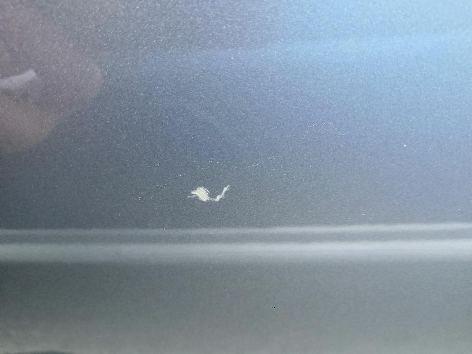 标致308-19款标志308银石灰车漆很薄吗？？？我没有发生刮擦也没有任何事故，副驾驶门掉了两个小点，今天出去又新增一个浅浅的划痕，又是飞起的石子干的嘛？？醉了！想问问车友们有这种现象吗？