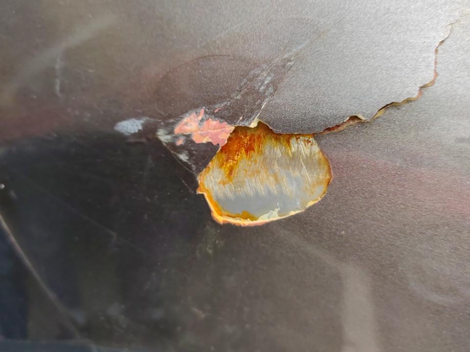 智跑-问问各位车友，不知道哪儿刮的，皮都破了，都生锈了，请问这个如果不管他影响大吗，会不会锈更多，如果解决，求介绍简单便宜点的方式，抱拳了老铁！