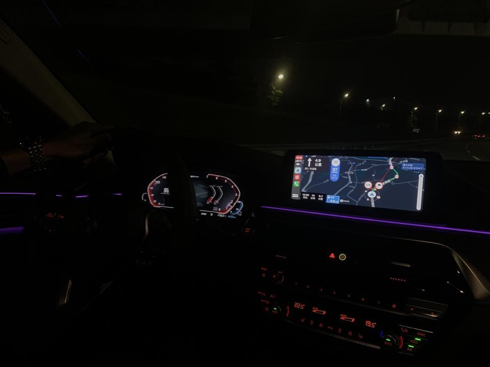 宝马5系phev-中控区域，跟后排区域木板的地方，总是有异响是怎么回事？5000公里