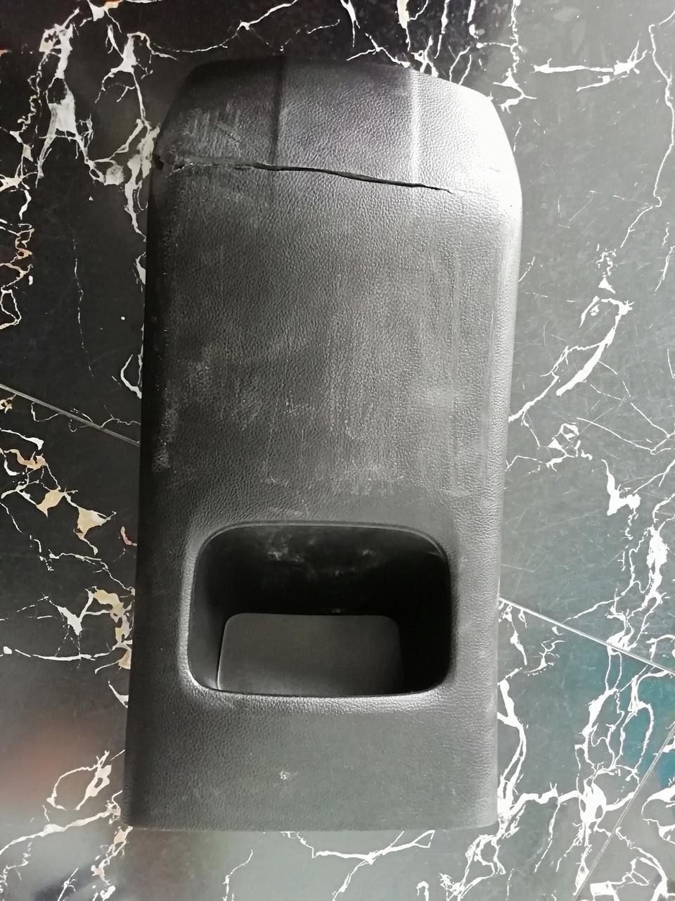 艾瑞泽5-请问各位车友 手扶箱后面者会板子裂开了
在哪能买到这块板子呢？#急急急#