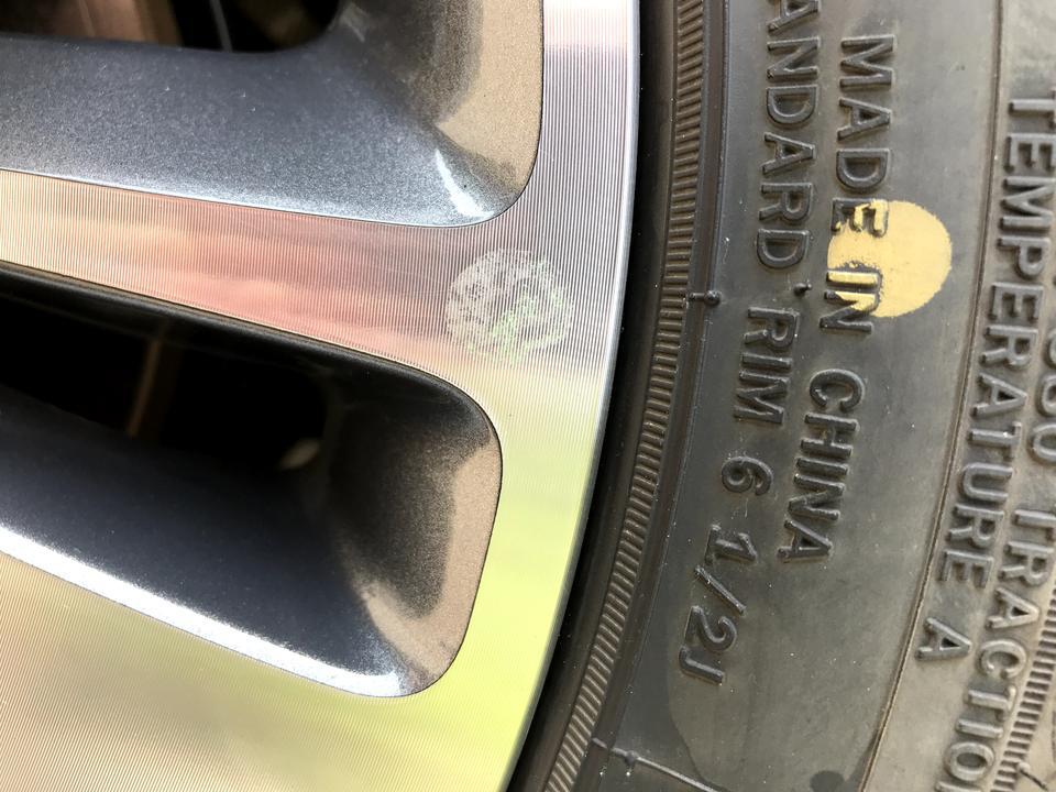 缤瑞-汽车轮毂上面有一个纸圆点有什么用，洗车洗掉了有什么影响，会影响更换轮胎吗？