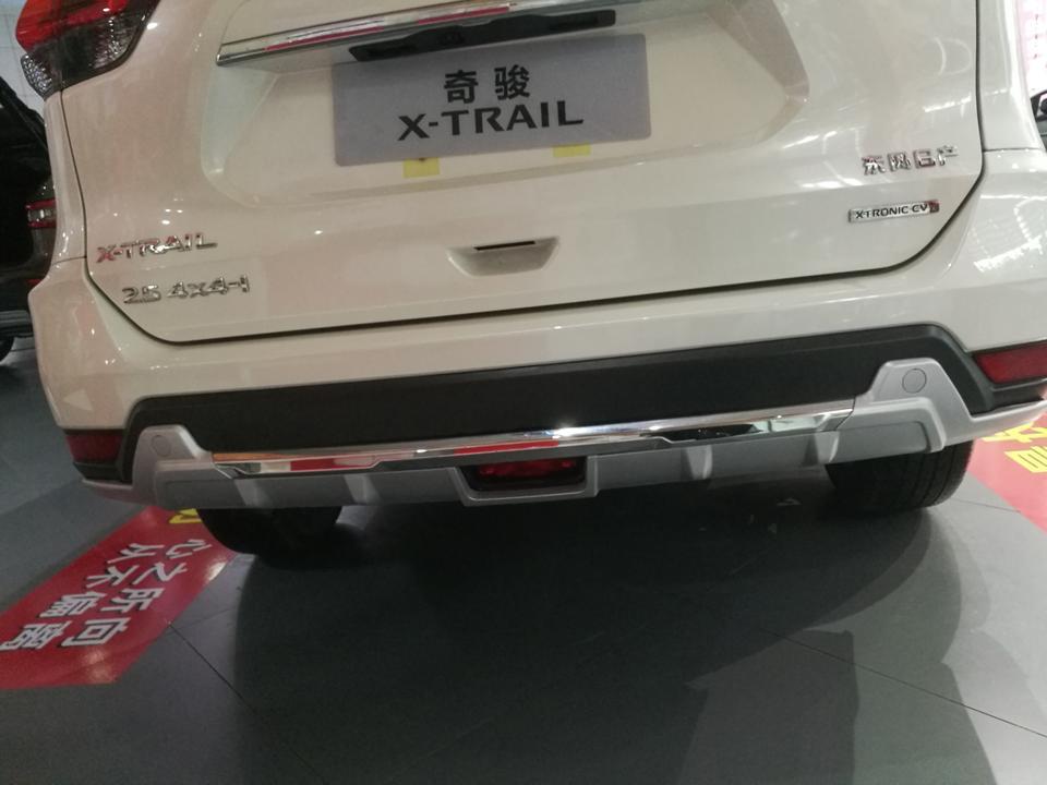 奇骏-今天再去店里谈，18.8做不下来，之前说18.8的三者险只有50万，18.9也不行，最终贷款19万整，三者险升到100万，送行李架，侧踏板，脚垫，全车膜(不在店里贴，指定地方贴)，行车记录仪，前后护板，五年10次基础保养(普通机油)。就这些，送了拉杆箱。就这些。也不想跑了，就定了。不知道咋样
