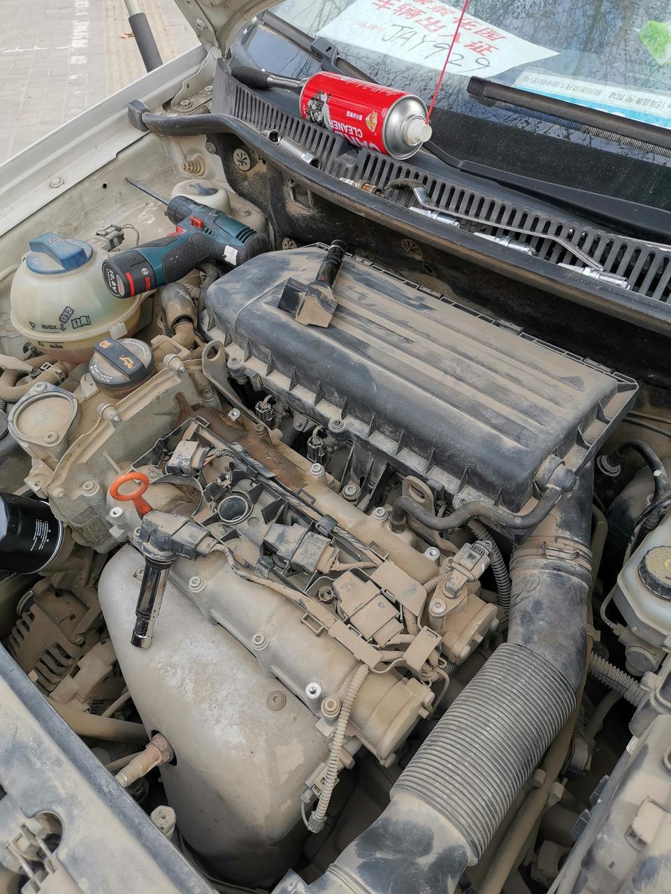 我的车11年polo，行驶里程七万公里，上个月去保养换了四个火花塞，清洗节气门，之后发现低速给油的时候偶尔有抖动，有顿挫感，这是怎么回事？