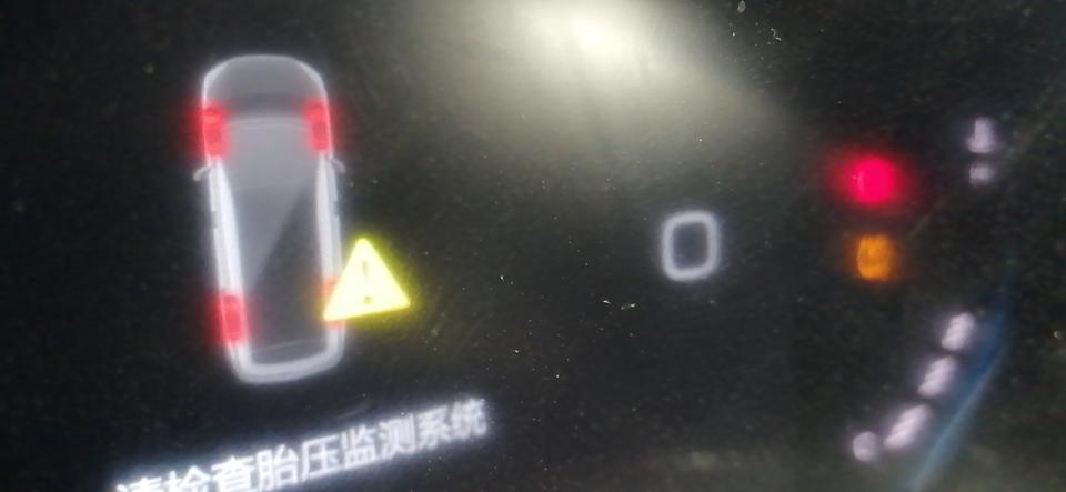 新宝骏rm-5-请问这个问题是什么情况跑高速十几公里就开始亮这个故障灯了，亮了好多次故障灯去了4S店也查不岀问题出在哪里
