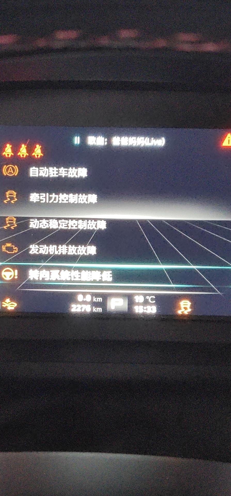 名爵hs-车子买来三个月，疫情期间三天没开，发动机启动不了，显示没电了！打开盖子准备搭电，蓄电池盖子融化成这样，搭电启动后各种故障！不知道各位老铁的蓄电池有没有这种现象，4s店检测一直说蓄电池没问题，问他盖子为什么融化又给不出答案，这样的蓄电池4s店应不应该给我该换电池？