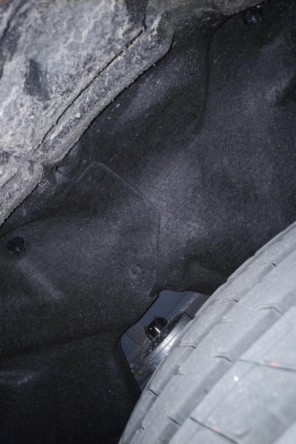 沃尔沃xc90-请问，T6智逸，两个后轮轮眉内，感觉就是一层软油毡纸，太单薄，掉档次了！有可以假装或改装的吗？