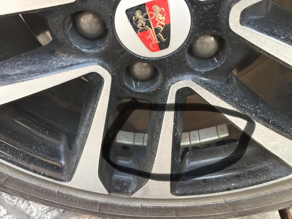荣威rx3-新车，4个车轮不平斤是正常的吗？