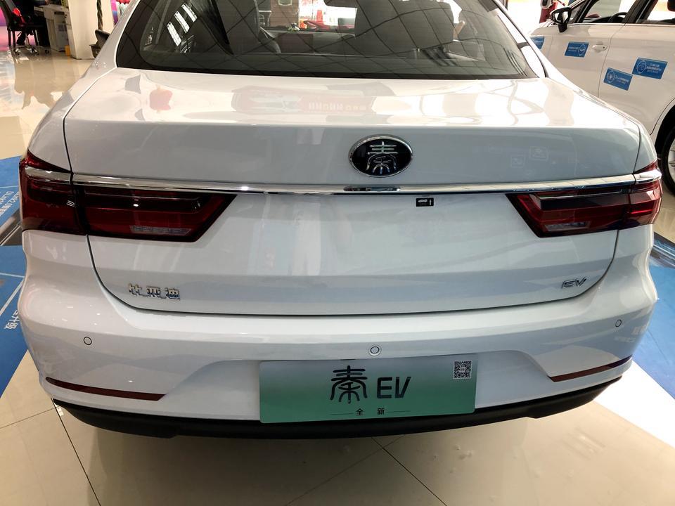 请教一下各位车主，有买比亚迪秦EV豪华版12.99万这款车的吗？你们车辆本身的生产日期(副驾门下方黑色铭牌)跟你的购车日期相差多久？超过3个月了吗？