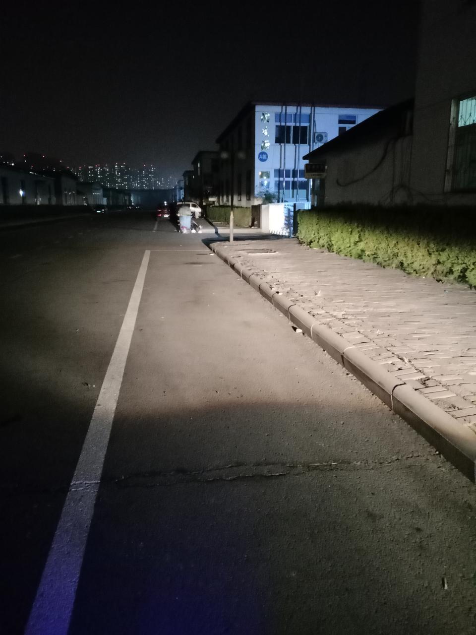 海马s5-车辆大灯   一边亮  一边暗   是什么原因 左边大灯有点问题  望朋友们解答一下   谢谢