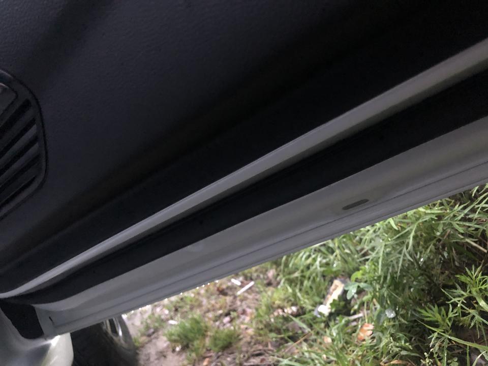 荣威i5-这个用链条封住的是？需要撕掉吗