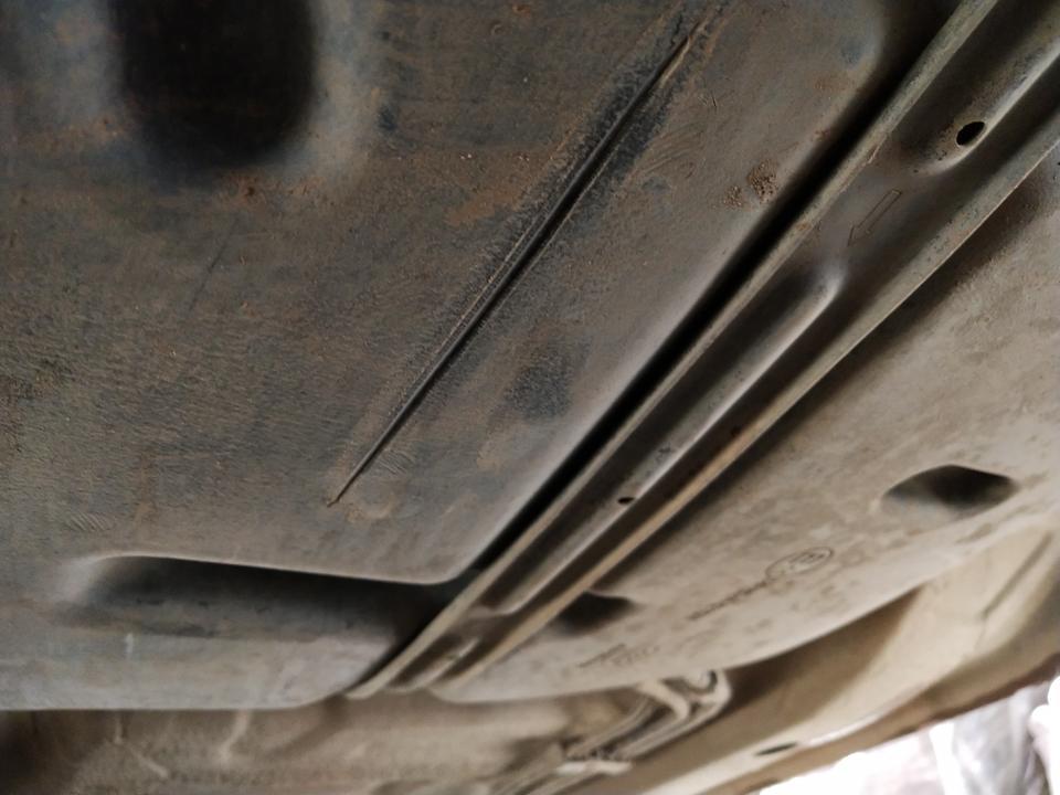 艾瑞泽5-车油箱跟排气管被刮成这样了，有没有什么问题