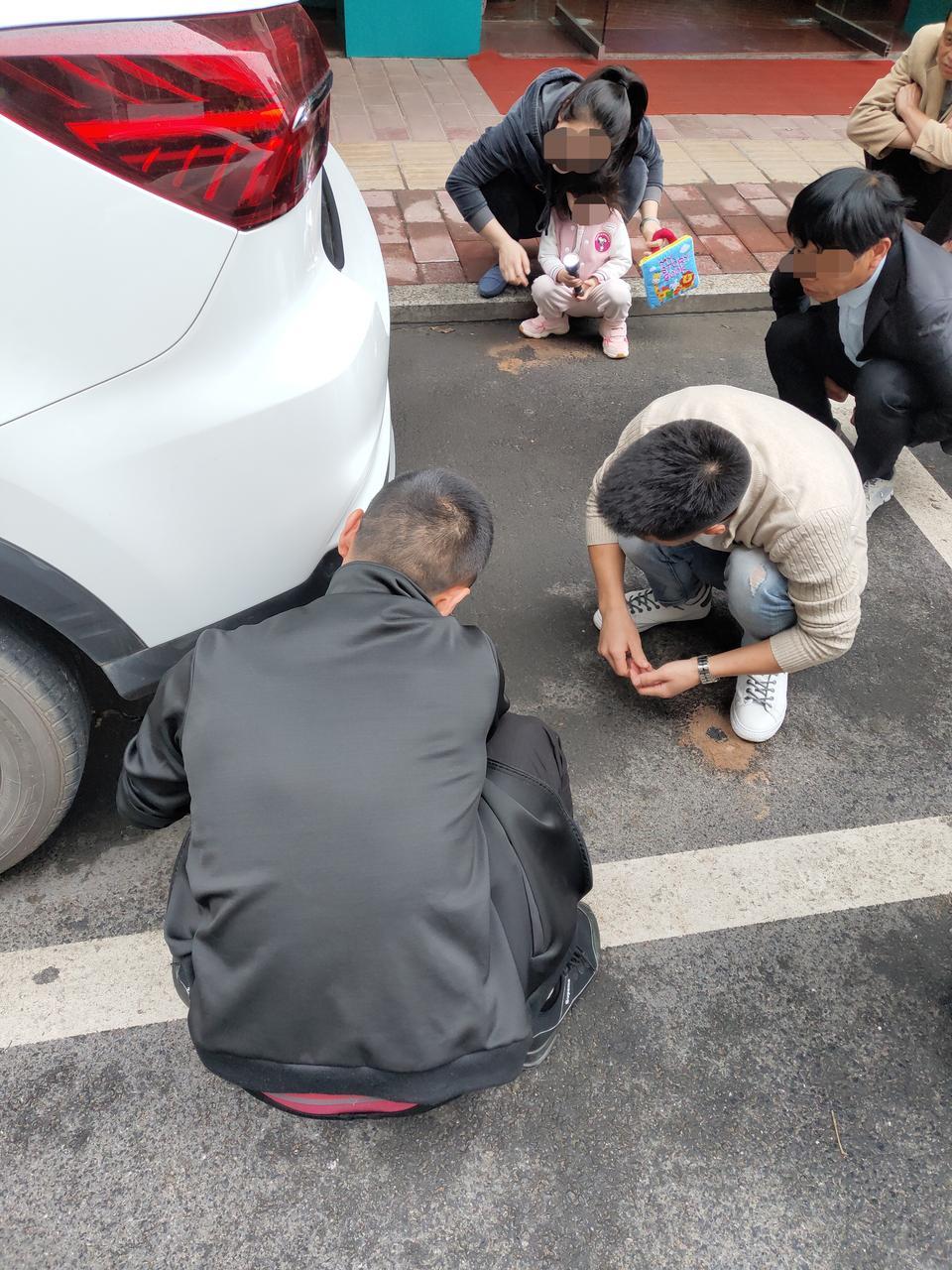 荣威rx5-千斤顶可以顶后悬架上吗？今天车停在外面，准备开走的时候发现围了好多人，说有一只小猫卡在我的车底，然后就有“热心人士”拿来千斤顶，顶住后悬架图示的位置，离地大概十厘米高，然后一个小姑娘把猫抓出来了。后来才想起车不是顶这个位置的，但是碍于周围好多热心人和爱猫人士，就没说什么了。请问会对车子有影响吗？
